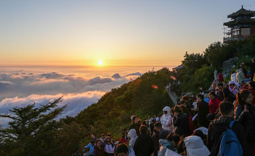 山东泰安：暑期泰山游客旺